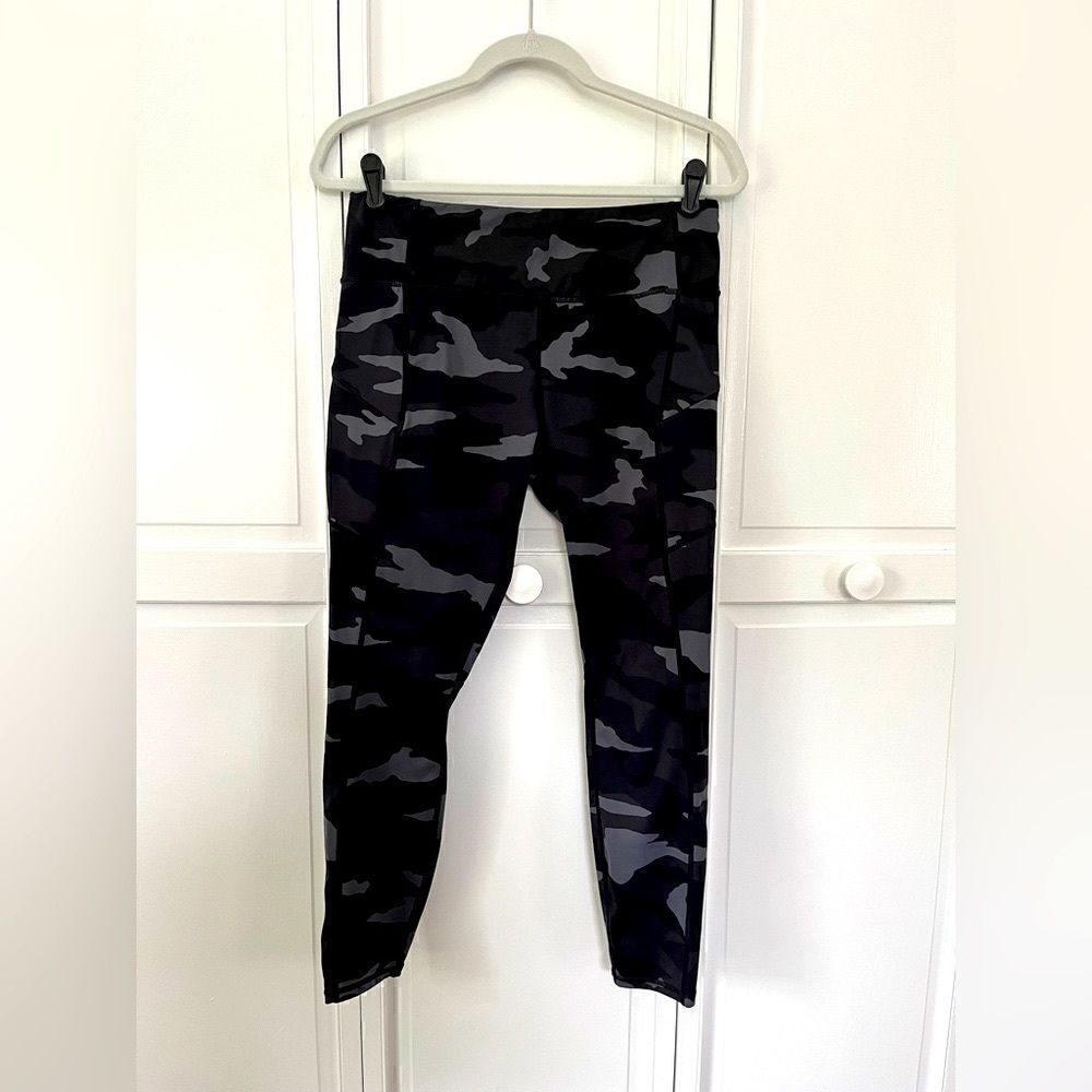 Athleta Medium Rise 7/8 Black and Grey Tones Camo 7/8 Legging Size Medium